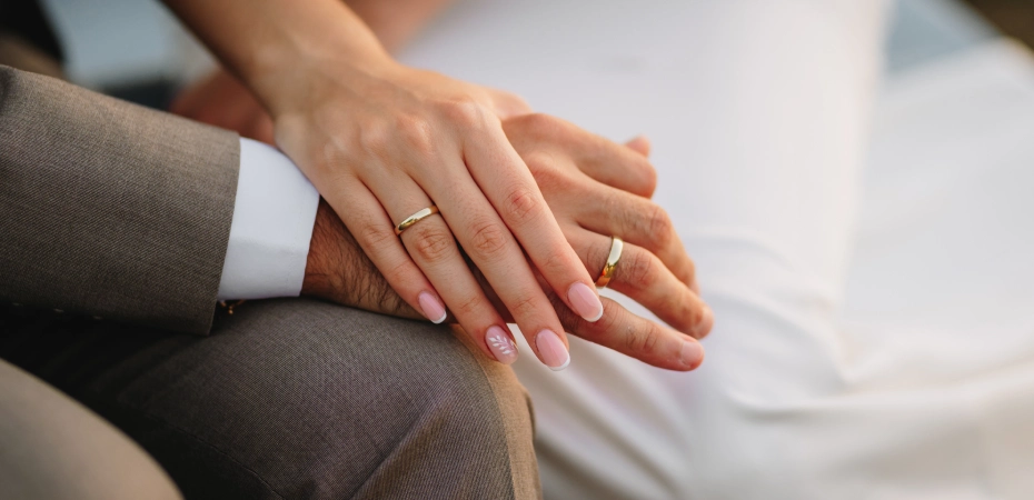 dłonie z&nbsp;obrączkami