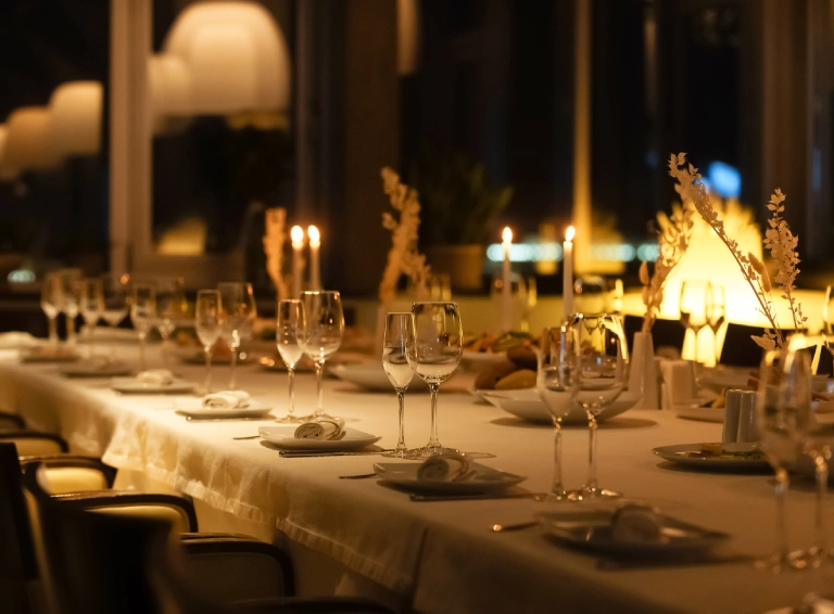 stół z&nbsp;zastawą