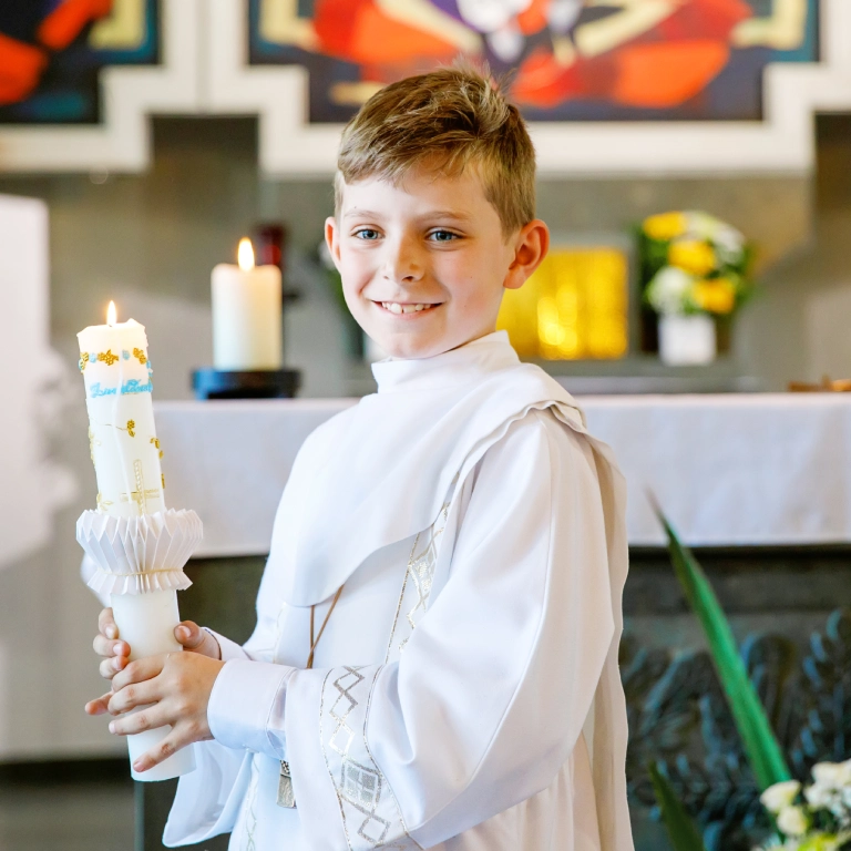 dziecko w&nbsp;ubraniu komunijnym